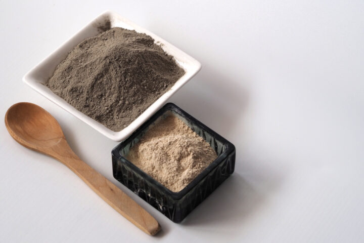 Cosmetic clay in dry powder