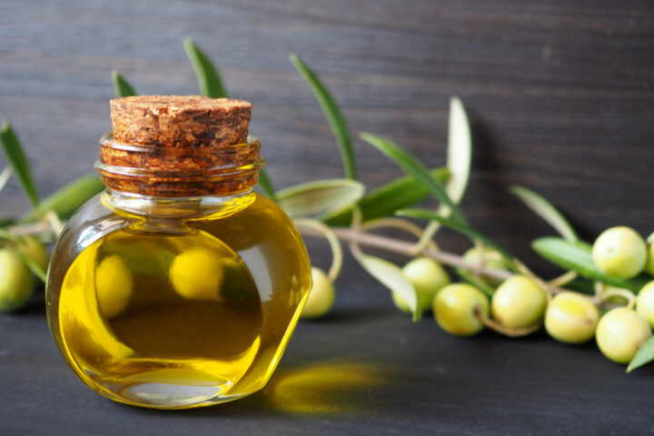 Primer plano de una botella de aceite de oliva
