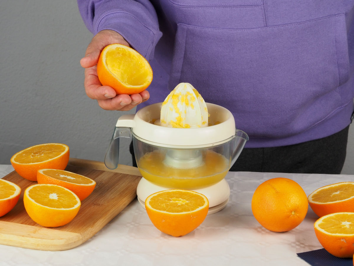 preparação de suco de laranja