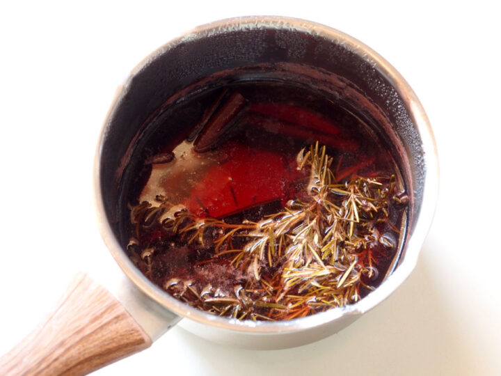 Infusion of rosemary and cinnamon