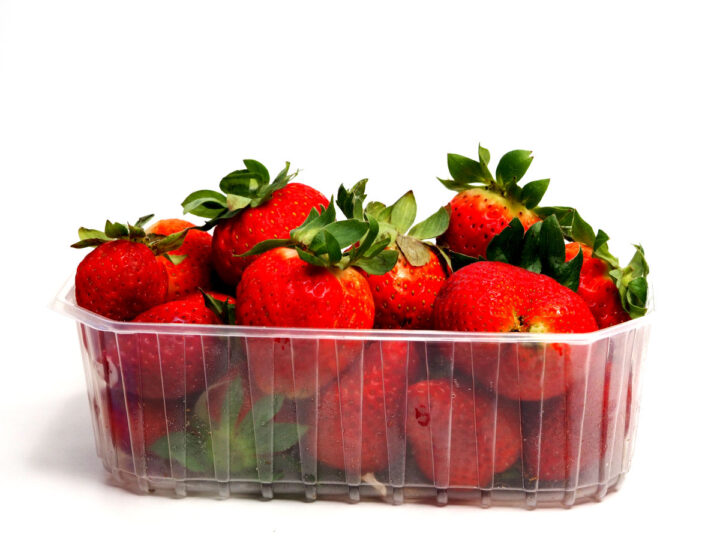 Fresas en un recipiente de plástico