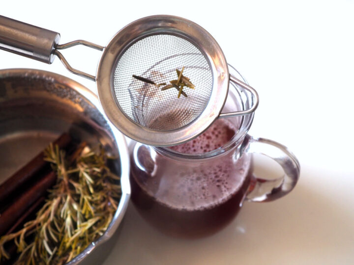 Filter the infusion of rosemary and cinnamon